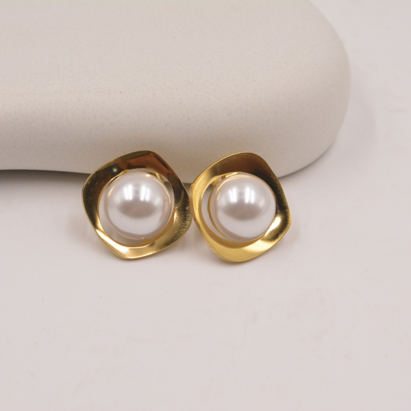 Round Pearl Earring