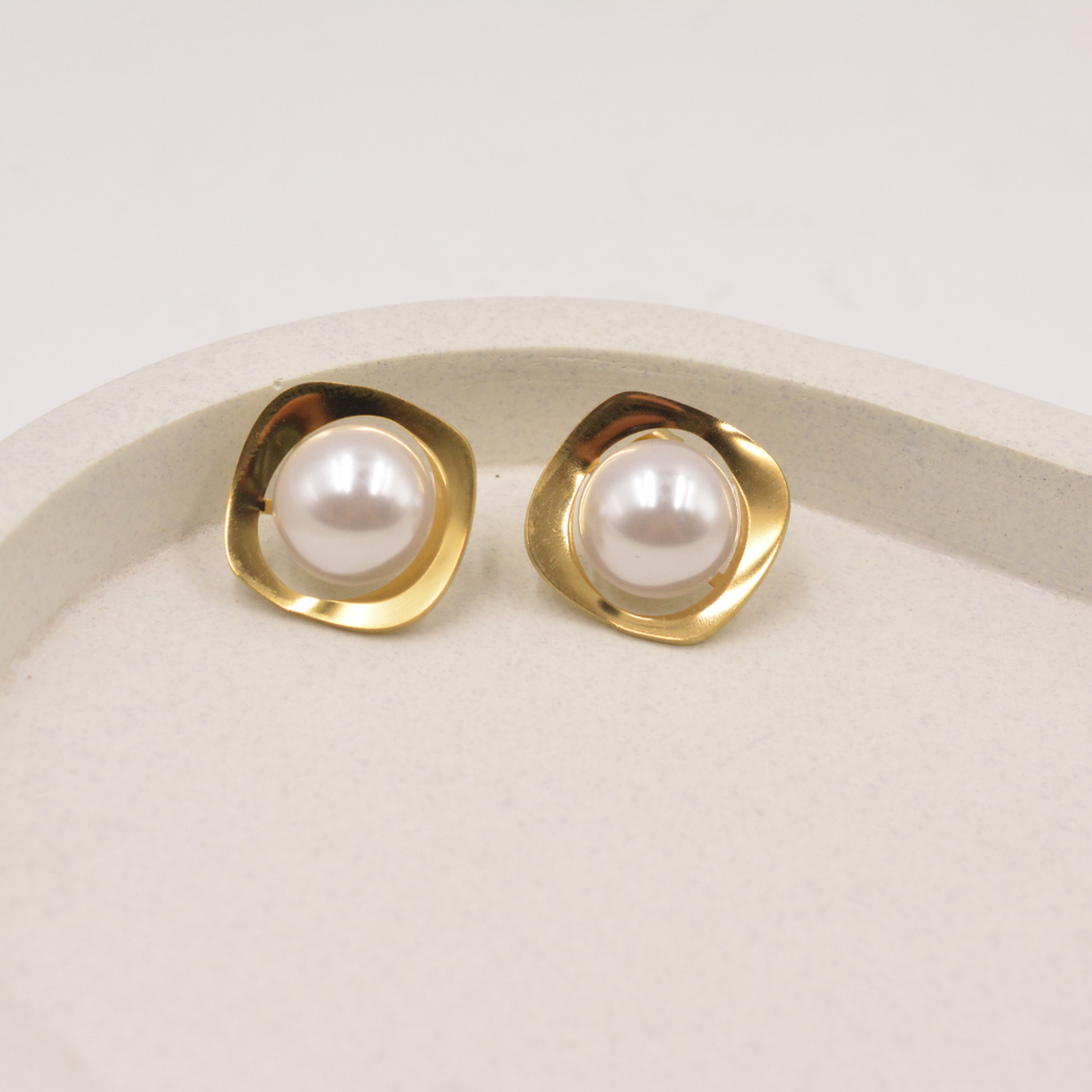 Round Pearl Earring