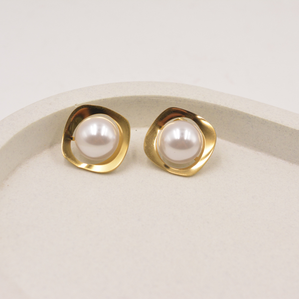 Round Pearl Earring