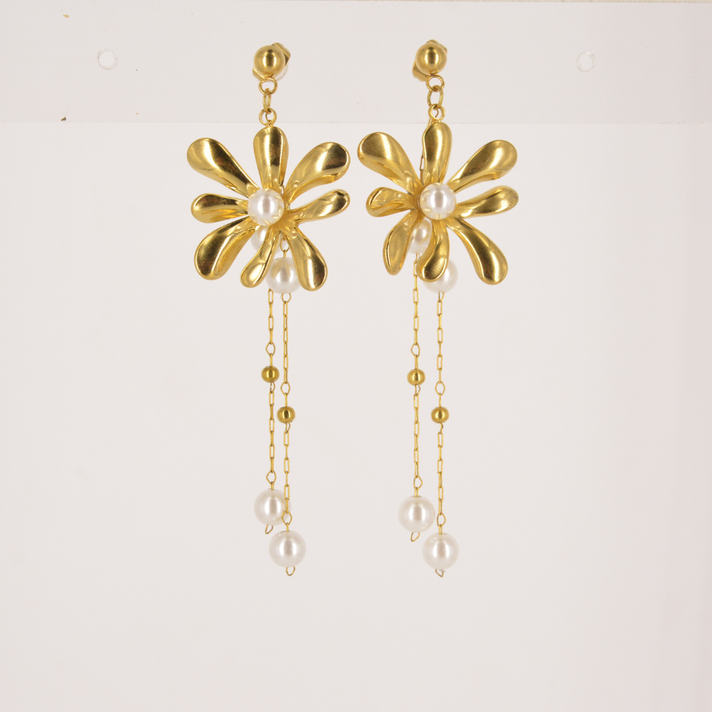 Gardenia Pearl Drop Earring