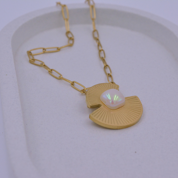 Solid Pendant With Chain