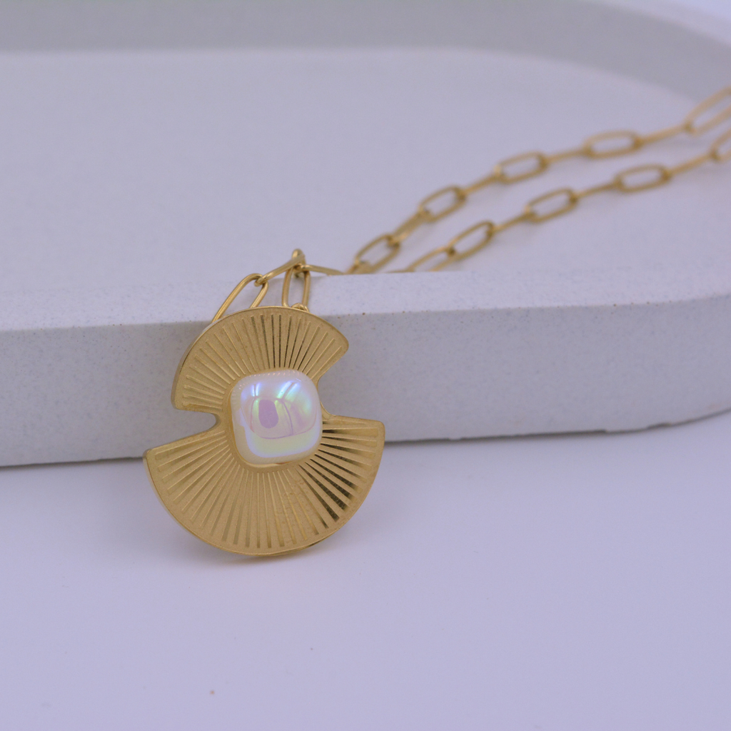 Solid Pendant With Chain