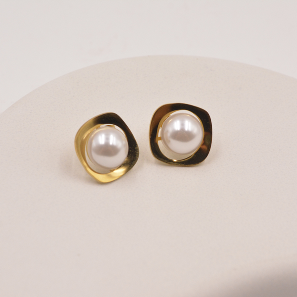 Round Pearl Earring